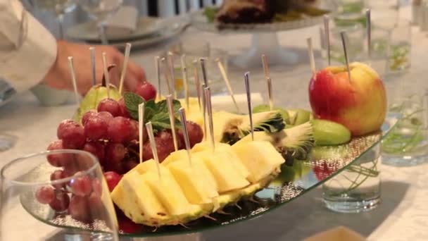 Diferentes frutas frescas en mesa buffet de bodas. Frutas y bayas Decoración de mesa de boda. Boda, Año Nuevo, decoración de mesa de Navidad . — Vídeo de stock