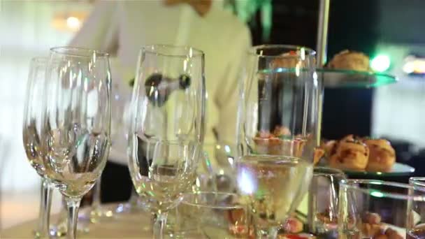 Bicchieri con champagne e frutta sul tavolo a buffet, tavolo a buffet in un ristorante o nella hall dell'hotel, la telecamera lungo, profondità di campo poco profonda, accogliendo gli ospiti nella hall del ristorante — Video Stock