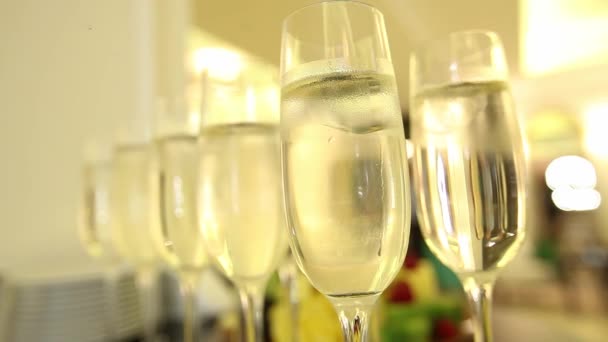 Gros plan de verres à champagne avec célébration du nouvel an sur le fond . — Video