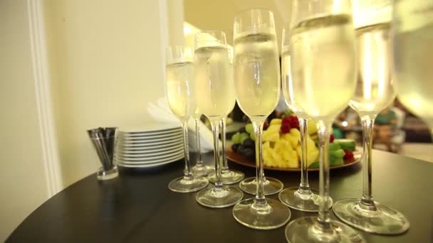 Очки с шампанским на праздничном новогоднем столе — стоковое видео