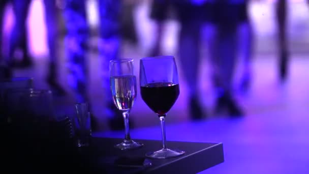Αφρώδη σαμπάνια κρασί σε ποτήρια μπροστά από το ζεστό τζάκι. Κοντινό πλάνο — Αρχείο Βίντεο