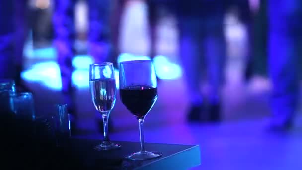 Sprankelende champagne wijn in glazen in de voorkant van de warme open haard. Close-up — Stockvideo
