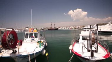 Balıkçı tekneleri iskeleye yakın, Park balıkçılık gemileri, zevk tekneler ve balıkçı tekneleri Harbor