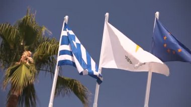 Bayrakları bayrak, bayrak direği, bayraklar sallayarak Rüzgar Rüzgar sallanan bayrak, mavi gökyüzü arka plan karşı Avrupa Birliği, Yunanistan, Kıbrıs, Aya Napa, Yunanistan, bayrakları bayrak direği, şehir