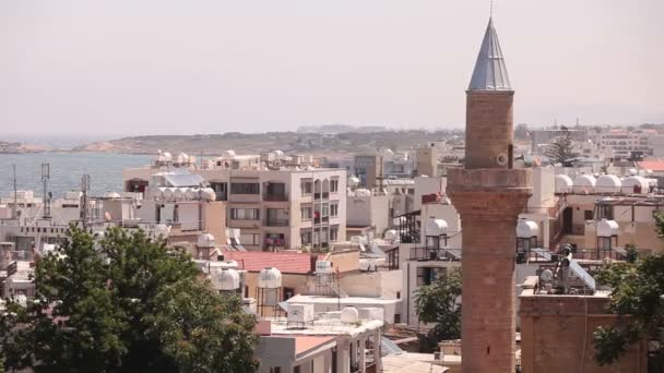 View of the Arab city by a mosque, The Arab city near the sea, the minaret in the Arab city, the Muslim, the Muslim city, east, Arabian town near the sea, against the backdrop of mountains, top view — Stock Video