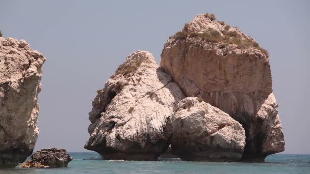 Grekland, Cypern, poolen av Afrodite, stenar sticka ur havet vattnet, havets kust med klippor, Rock sticker vertikalt ur vattnet — Stockvideo