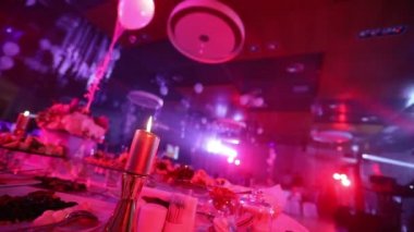 Atıştırmalıklar, kokteyl, aperatifler ve içecekler masada, gurme, kapalı, açık büfe alkol yakın çekim ile açık büfe