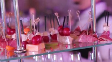 Atıştırmalıklar, kokteyl, aperatifler ve içecekler masada, gurme, kapalı, açık büfe alkol yakın çekim ile açık büfe
