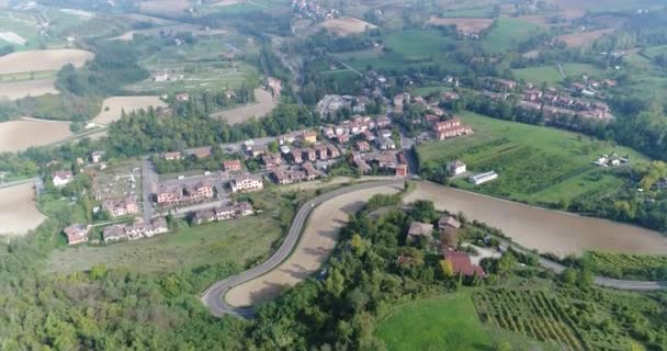 Veduta aerea dei vigneti d'Italia, piccola città medievale d'Italia, Veduta panoramica dall'alto dei vigneti d'Italia — Video Stock