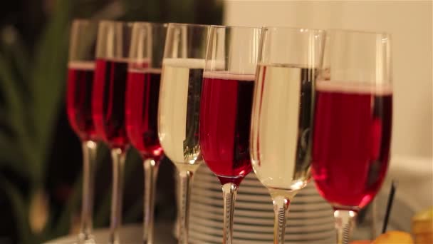 연회 테이블 장식, 웨이터 레스토랑, 레스토랑의 인테리어, 레스토랑의 크리스마스 장식, 장식의 연회 홀에서 한 병의 와인, 연회를 엽니다. — 비디오