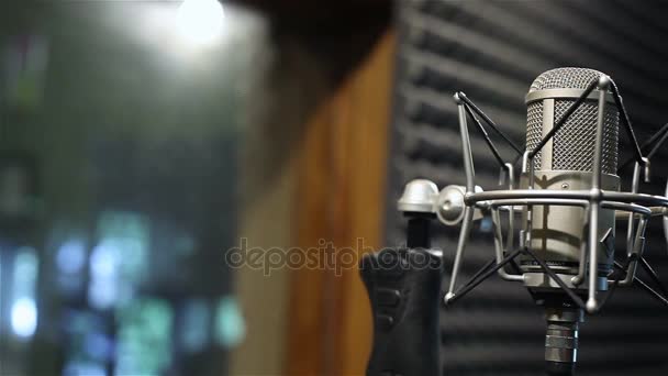 Στούντιο εγγραφής, επαγγελματικό μικρόφωνο στο στούντιο ηχογράφησης, κοντινό πλάνο — Αρχείο Βίντεο