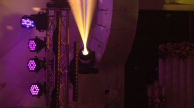 Sahne ışıkları sis ile konser, bir konsol, aydınlatma konser sahne, Sahne Alanı'nda aydınlatma eğlence konser sahne ışıkları