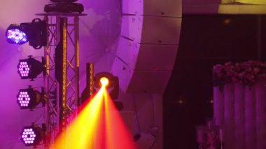 Sahne ışıkları sis ile konser, bir konsol, aydınlatma konser sahne, Sahne Alanı'nda aydınlatma eğlence konser sahne ışıkları