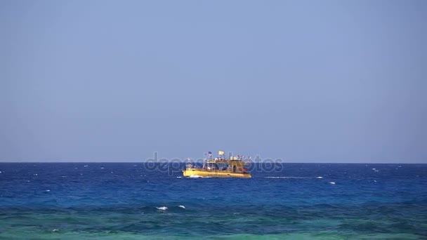 Een gele pleziervaartuig in de zee, een gele onderzeeër in de zee, Palladium de Champéry, pleziervaartuigen met een transparante onderstuk — Stockvideo