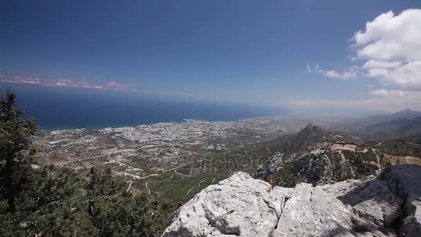 Vue panoramique de la montagne à la ville maritime, vue générale, belle vue, station balnéaire, panorama — Video