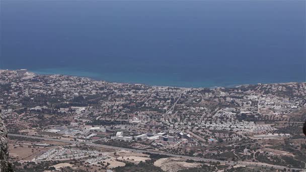 Panoramatický pohled z hory přímořské město, celkový pohled, krásný výhled, sea resort, panorama — Stock video