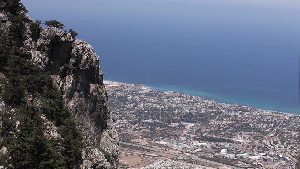 Vista panoramica dalla montagna alla città di mare, vista generale, bella vista, località balneare, panorama — Video Stock