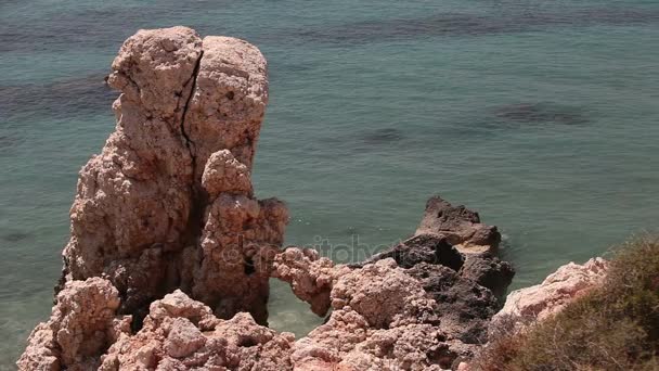 Der Pool der Aphrodite, felsiger Strand hohe Klippen blauer Himmel und Meer, Meeresküste mit Felsen, niemand — Stockvideo