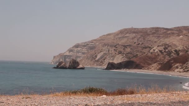 La piscina de Afrodita, playa rocosa altos acantilados cielo azul y mar, costa del mar con rocas, nadie — Vídeo de stock