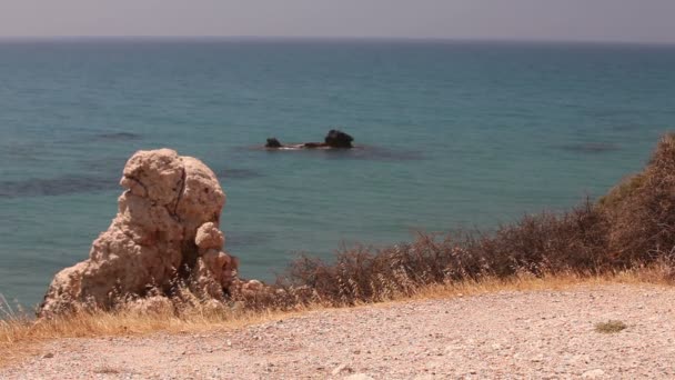 Басейн Афродіти, кам'янистий пляж високої скелі, Синє небо і море, морське узбережжя камінням, ніхто не — стокове відео