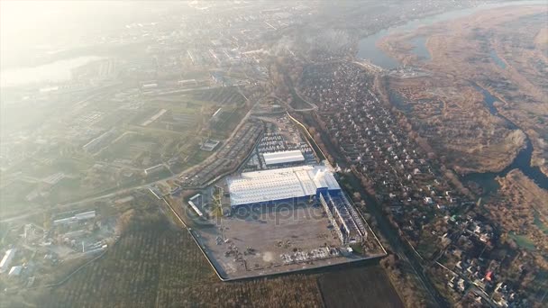 Construcción de una gran planta o fábrica, Exterior industrial, vista panorámica desde el aire, Sitio de construcción, estructura metálica, maquinaria de construcción, Vista aérea de la construcción — Vídeos de Stock