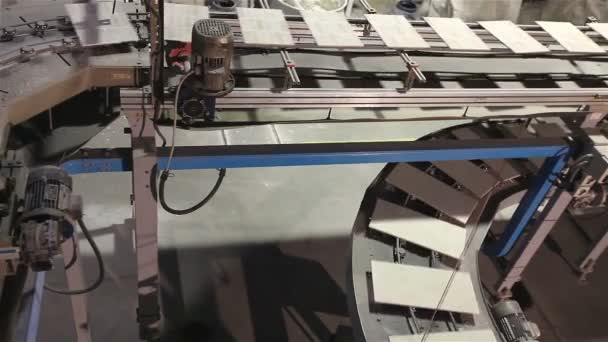 Fabrication de carreaux de céramique, Ligne automatisée pour la production de carreaux de céramique, Intérieur industriel, convoyeur — Video
