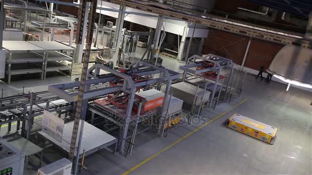 Intérieur industriel, production de carreaux de céramique, intérieur d'usine moderne, Plateforme électrique automatisée de véhicules guidés, tours de temps — Video