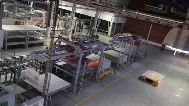 Intérieur industriel, production de carreaux de céramique, intérieur d'usine moderne, Plateforme électrique automatisée de véhicules guidés, tours de temps — Video