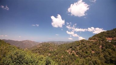 Bulutlarda yüksek Dağları, güzel yeşil dağlar, bir dağ, bir hızlandırılmış hareketi