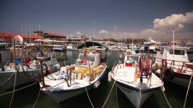 Balıkçı tekneleri iskeleye yakın, Park balıkçılık gemileri, zevk tekneler ve balıkçı tekneleri Harbor