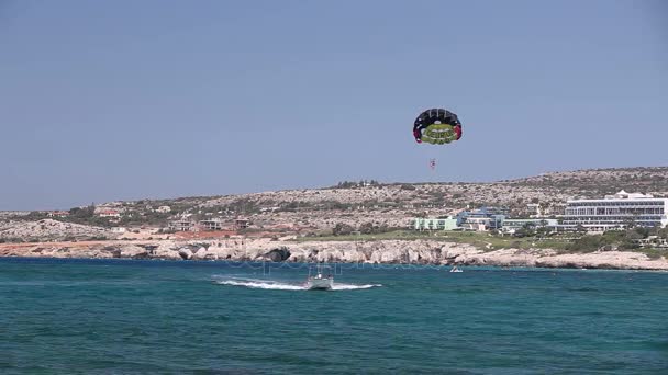 Båten rullar en man på en fallskärm, havet underhållning, vackra kust, bra väder — Stockvideo