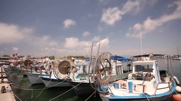 Halászhajók közelében a mólón, parkolás a halászati hajók, kedvtelési célú hajók és Halászbárkák a kikötőben — Stock videók