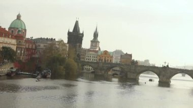 Prag, bir köprü eski şehir nehrin Köprüsü yakınlarında eski bir saat kulesi