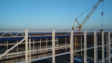 İnşaat büyük bitki, endüstriyel dış, panoramik hava, şantiye, metal yapı, inşaat makinaları, inşaat havadan görünümü