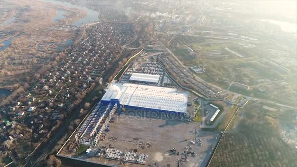 Construcción de una gran planta o fábrica, Exterior industrial, vista panorámica desde el aire, Sitio de construcción, estructura metálica, maquinaria de construcción, Vista aérea de la construcción — Vídeos de Stock