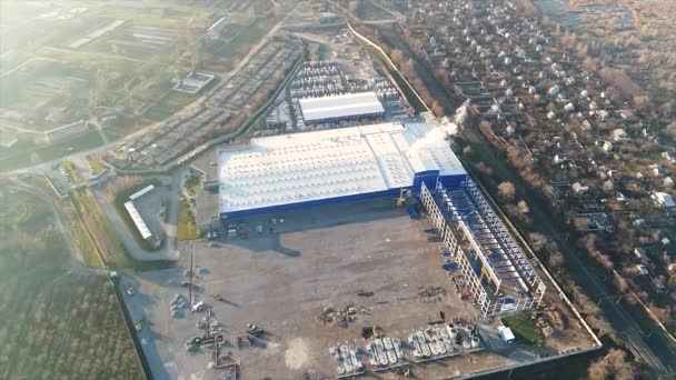 Construção de uma grande planta ou fábrica, Industrial exterior, vista panorâmica do ar, canteiro de obras, estrutura metálica, maquinaria de construção, vista aérea da construção — Vídeo de Stock