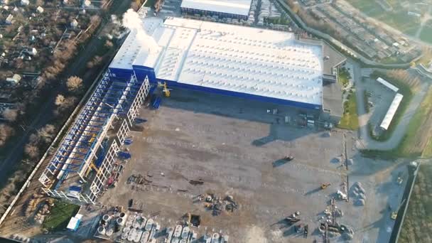 Byggandet av en stor växt eller fabrik, industriella exteriör, panoramautsikt från luften, byggarbetsplats, metall struktur, entreprenadmaskiner, Flygfoto över byggandet — Stockvideo
