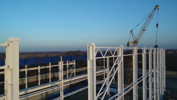 Construcción de una gran planta, exterior industrial, vista panorámica desde el aire, sitio de construcción, estructura metálica, maquinaria de construcción, vista aérea de la construcción — Vídeos de Stock