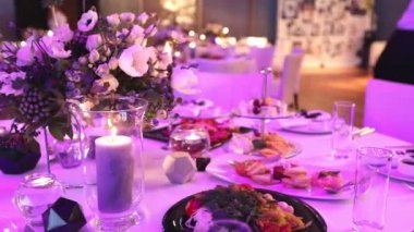 Yemek Masası, gözlük ve Noel dekoratif mum Mumlar üzerinde tablo, beyaz balmumu candleswith cam şamdan, mum ile cam şamdan, Restoran, iç mekan, yakın çekim