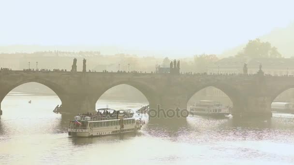 Un gran barco turístico en Praga. Puente de Carlos, Praga — Vídeo de stock