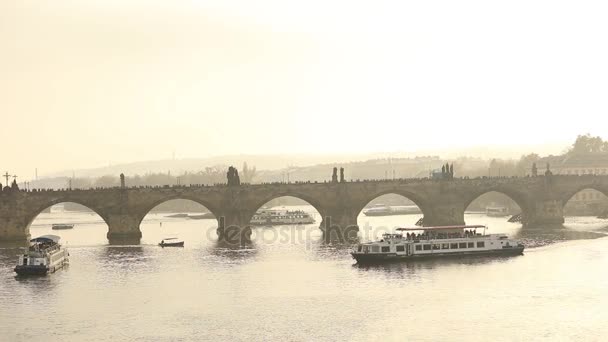 Una vecchia torre dell'orologio vicino al ponte di Praga, un ponte sul fiume nel centro storico — Video Stock