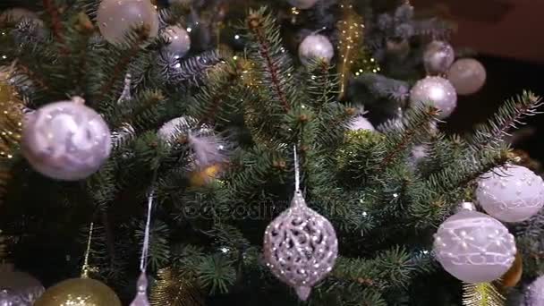 Luces del árbol de Navidad. Árbol de Navidad, guirnalda en Año Nuevo, luces parpadeantes, luces de Navidad. Decoraciones de Año Nuevo, borroso — Vídeo de stock