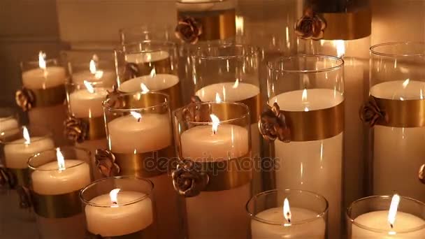 Декоративные свечи на черном фоне, Новый год, Рождество, новогодние украшения — стоковое видео