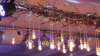 Noel iç moody arka plan, Noel iç. Noel dekor. Bir şekilde dekore edilmiş Restoran, dekor karanlıkta ışık ışınları aydınlatmak. Sahne ışığı restoranda, alttan görünüm