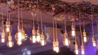 Noel iç moody arka plan, Noel iç. Noel dekor. Bir şekilde dekore edilmiş Restoran, dekor karanlıkta ışık ışınları aydınlatmak. Sahne ışığı restoranda, alttan görünüm