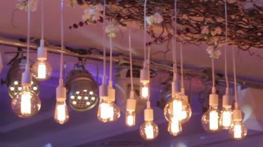 Noel iç moody arka plan, Noel iç. Noel dekor. Bir şekilde dekore edilmiş Restoran, dekor karanlıkta ışık ışınları aydınlatmak. Sahne ışığı restoranda, alttan görünüm