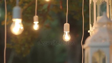 Geceleri, sihirli orman, ampuller ve kızdırma lamba dekorasyon Bahçe ormandaki ağaç bekle