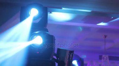 Sahne ışıkları sis ile konser, sahne ışıkları aydınlatma konser sahne, sahne, yeni yıl partisi, Noel, yılbaşı tatil aydınlatma eğlence konser bir konsol