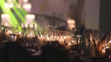 Yemek Masası, gözlük ve Noel dekoratif mum Mumlar üzerinde tablo, beyaz balmumu candleswith cam şamdan, mum ile cam şamdan, Restoran, iç mekan, yakın çekim