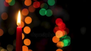 Kırmızı mum karanlık bir arka plan üzerinde renkli daireler, bokeh, closeup arka plan, Noel akşam, yeni yıl, Noel, Noel mum bokeh ışıklar